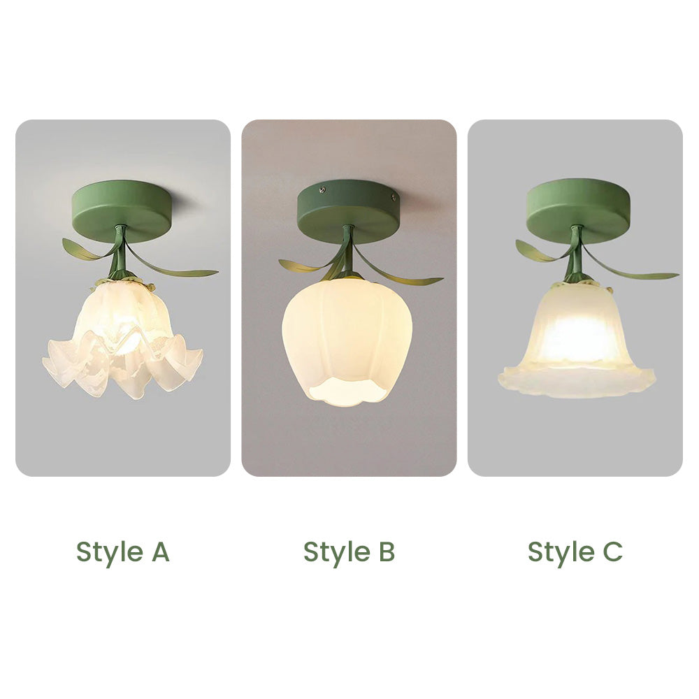 Taklampa med blommönstrad glasdiffusor