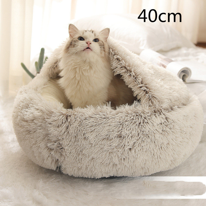 Katt i rund plyschbädd med huva