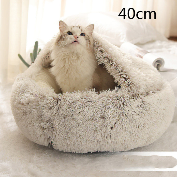 Katt i rund plyschbädd med huva