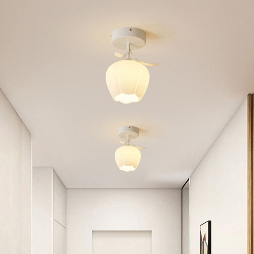 Taklampa med blommönstrad glasdiffusor