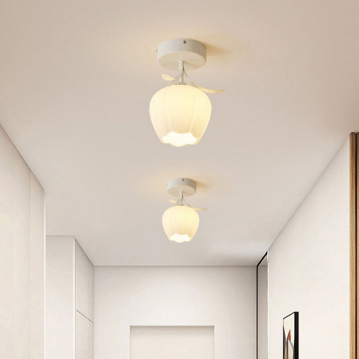 Taklampa med blommönstrad glasdiffusor