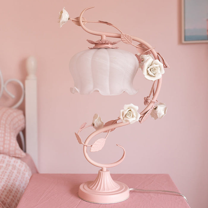 RoseGlow - Elegant Överdraget Lampdesign