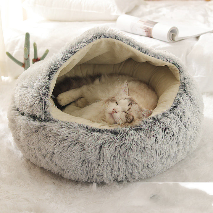 Katt i rund plyschbädd med huva
