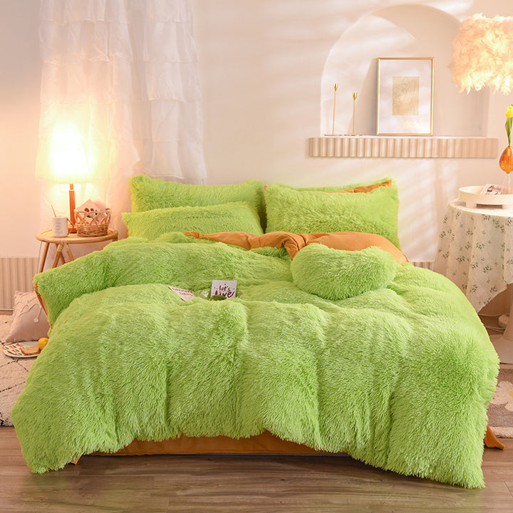 Fluffigt påslakanset i beige på dubbelsäng