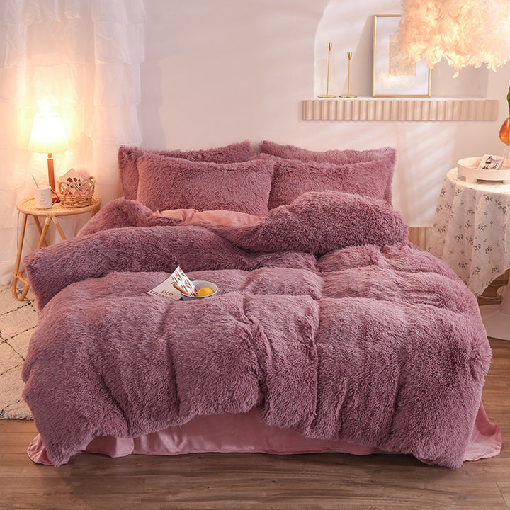 Fluffigt påslakanset i beige på dubbelsäng