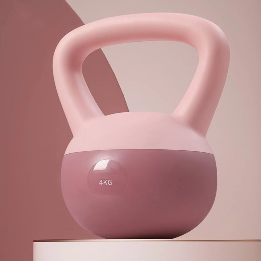 Ljusrosa mjuk kettlebell på golvet