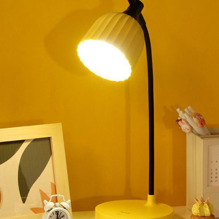 Elegant vikt LED-bordslampa – modern minimalistisk design