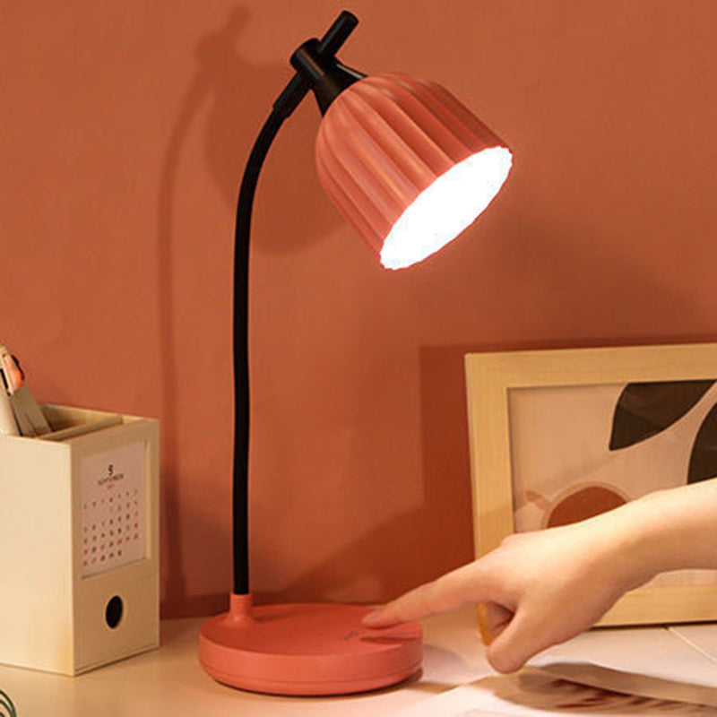 Elegant vikt LED-bordslampa – modern minimalistisk design