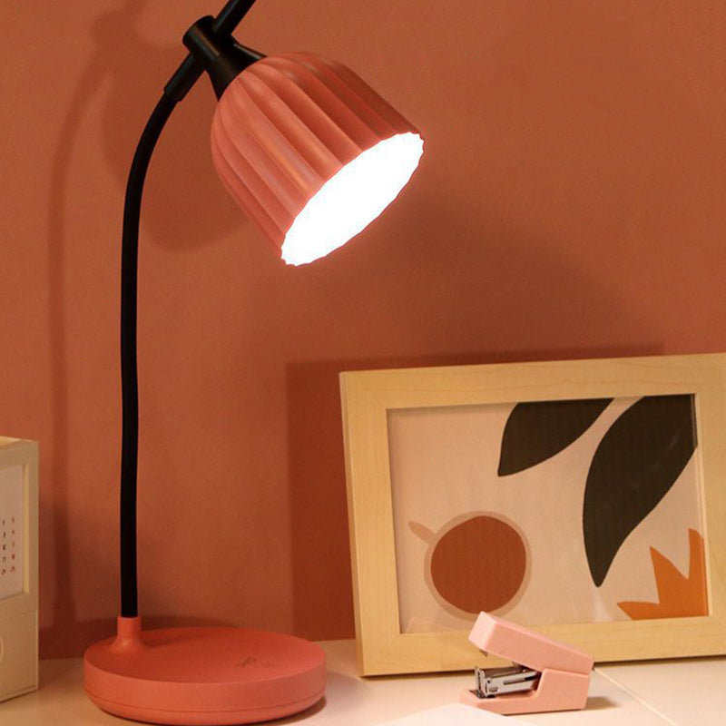 Elegant vikt LED-bordslampa – modern minimalistisk design