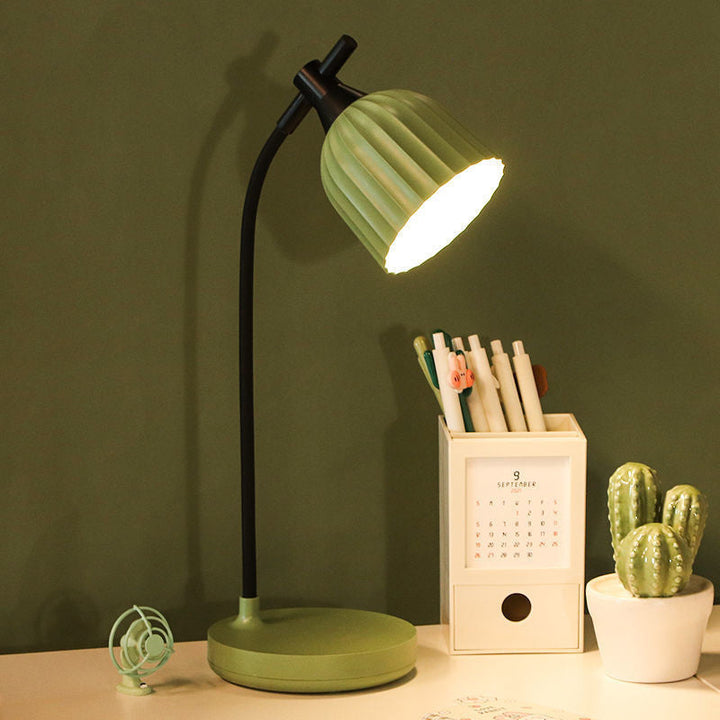 Elegant vikt LED-bordslampa – modern minimalistisk design
