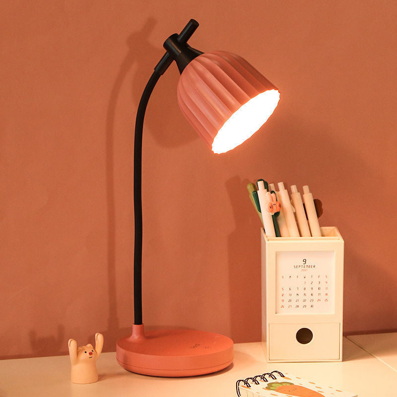 Elegant vikt LED-bordslampa – modern minimalistisk design