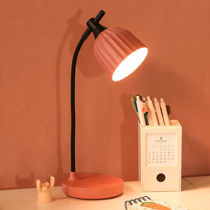 Elegant vikt LED-bordslampa – modern minimalistisk design