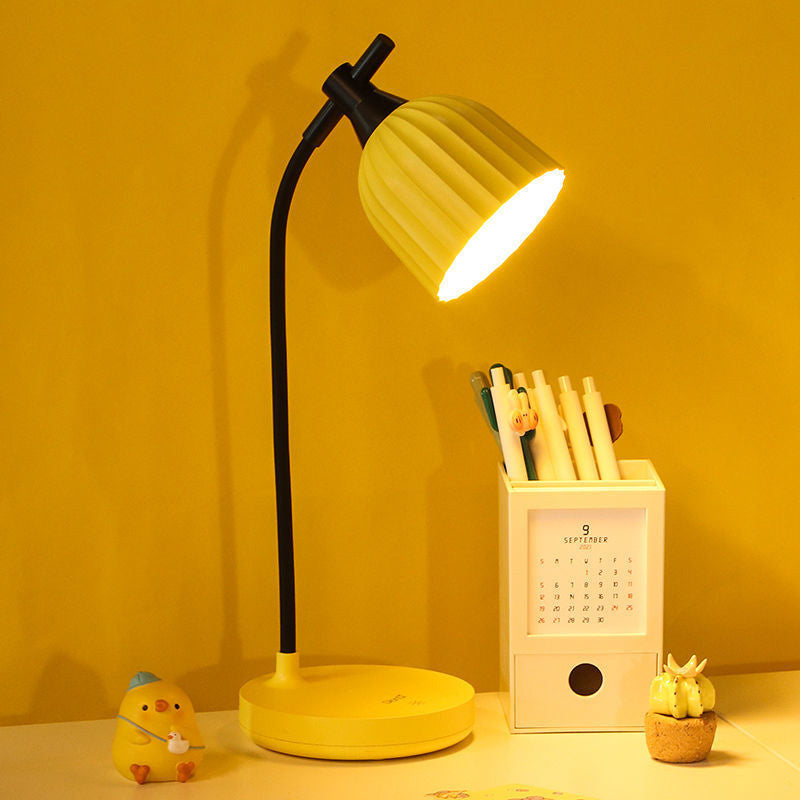 Elegant vikt LED-bordslampa – modern minimalistisk design