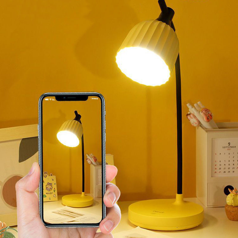 Elegant vikt LED-bordslampa – modern minimalistisk design