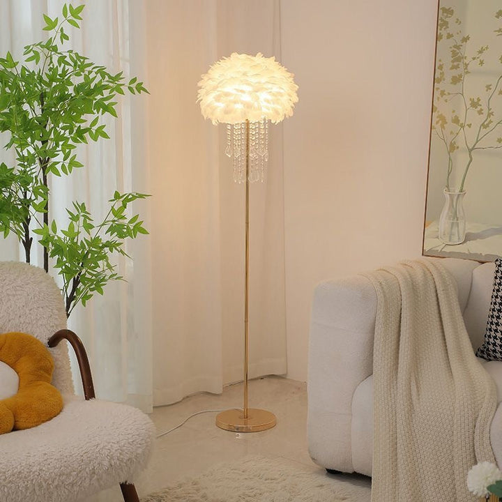 Elegant nordisk golvlampa med fjäder- och kristallsiffra