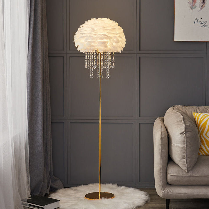 Elegant nordisk golvlampa med fjäder- och kristallsiffra