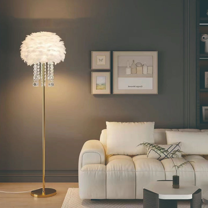 Elegant nordisk golvlampa med fjäder- och kristallsiffra