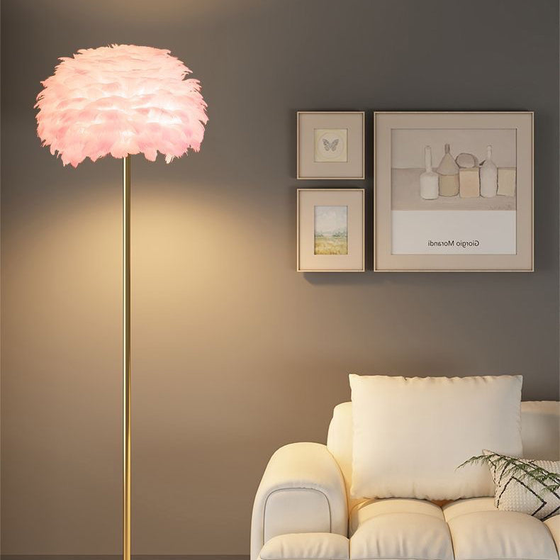 Elegant nordisk golvlampa med fjäder- och kristallsiffra