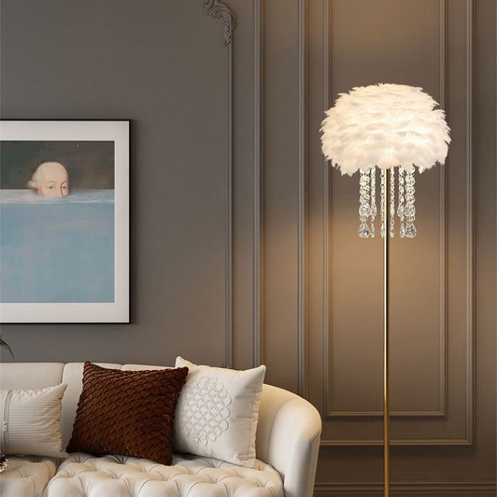Elegant nordisk golvlampa med fjäder- och kristallsiffra