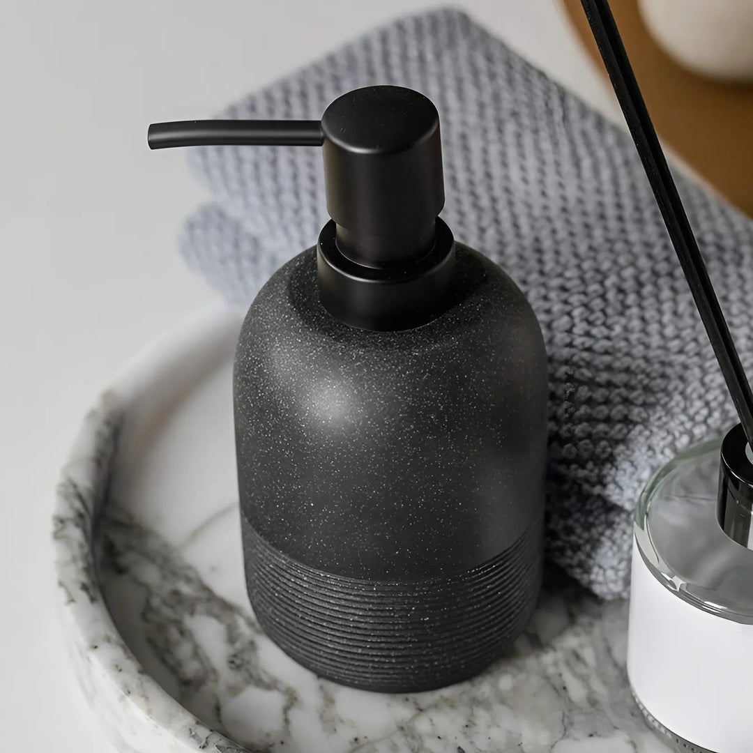 SandStone – Elegant Tvålpump i Hållbar Sandstensfinish