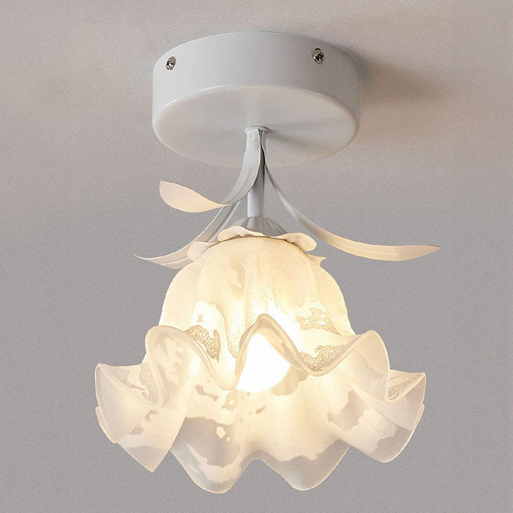 Taklampa med blommönstrad glasdiffusor