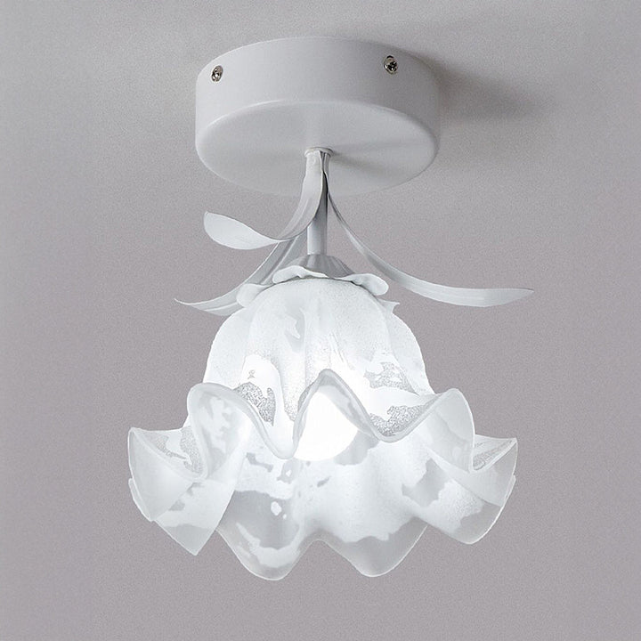 Taklampa med blommönstrad glasdiffusor