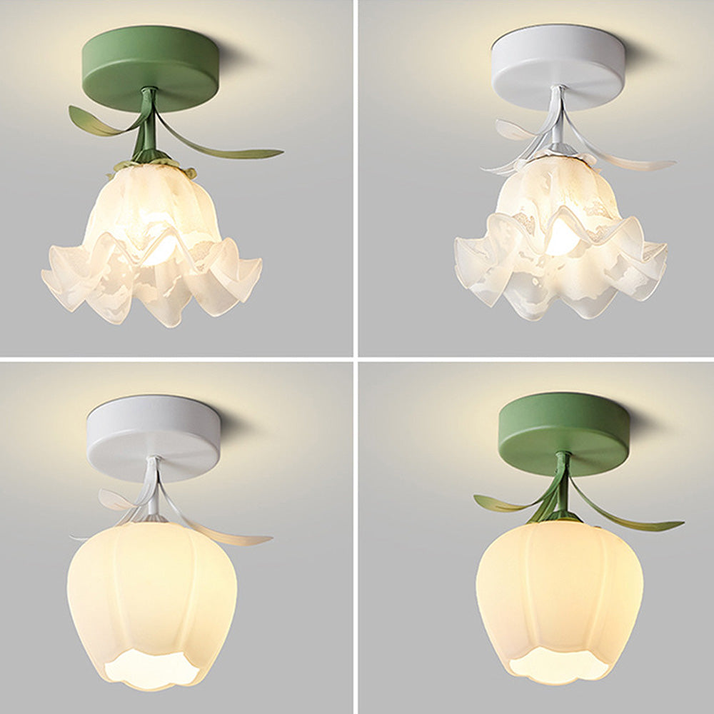 Taklampa med blommönstrad glasdiffusor