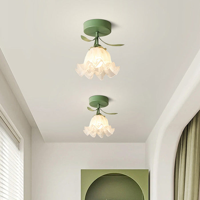 Taklampa med blommönstrad glasdiffusor