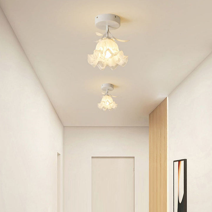 Taklampa med blommönstrad glasdiffusor