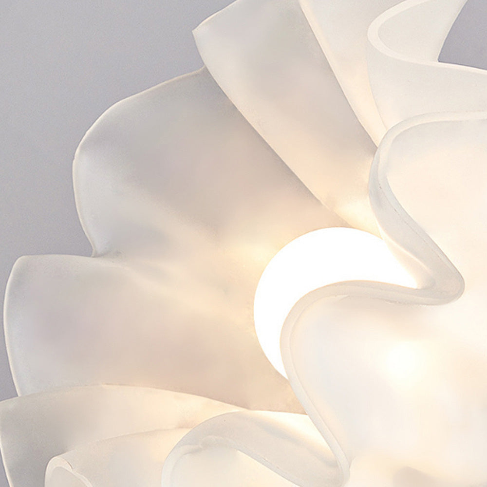 Taklampa med blommönstrad glasdiffusor