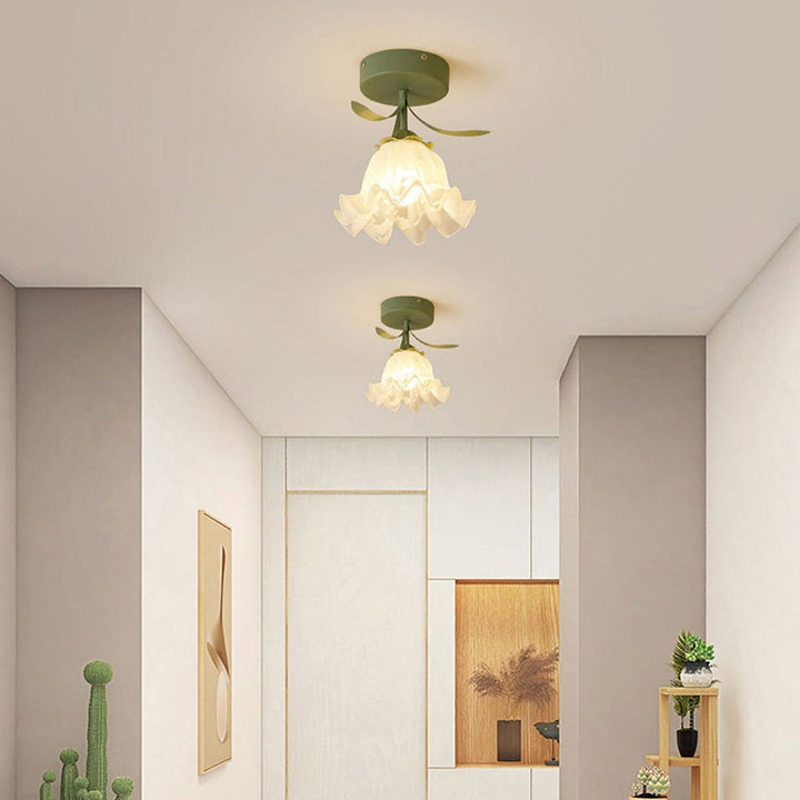 Taklampa med blommönstrad glasdiffusor