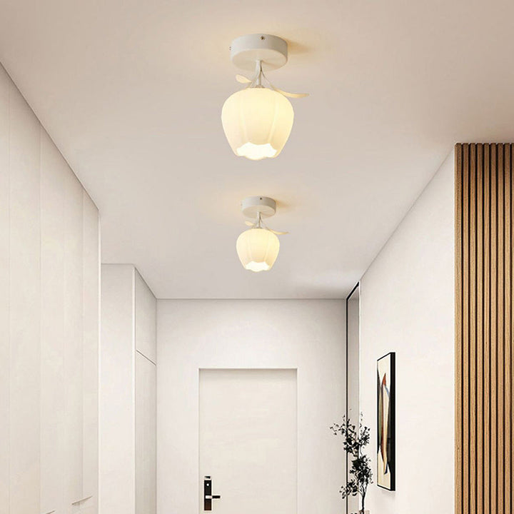 Taklampa med blommönstrad glasdiffusor
