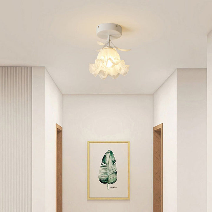 Taklampa med blommönstrad glasdiffusor