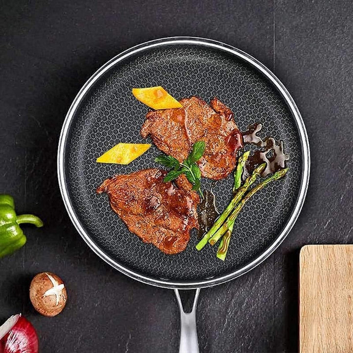 Carvallo rostfritt stål non-stick stekpanna med bikakestruktur | För alla typer av spisar inklusive induktion | Rep resistant &amp; diskmaskin säker