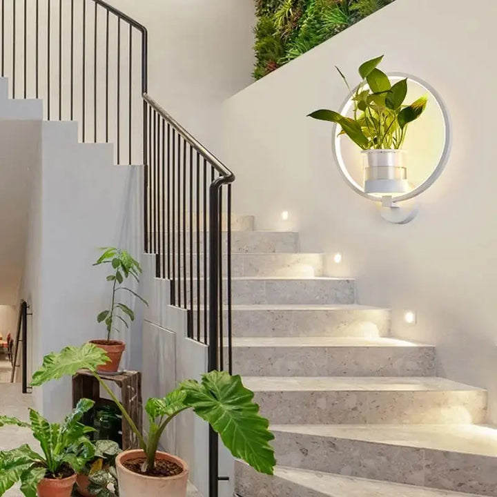 Lumora Vägglampa för växter – Elegant inomhusbelysning med inbyggd växthållare