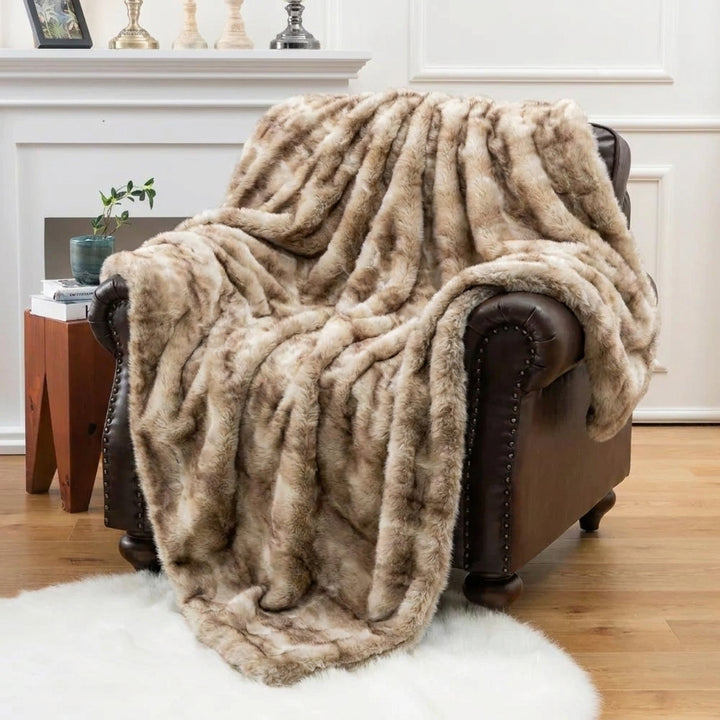 Plush Faux Fur Blanket – Elegant och Mysig Heminredning
