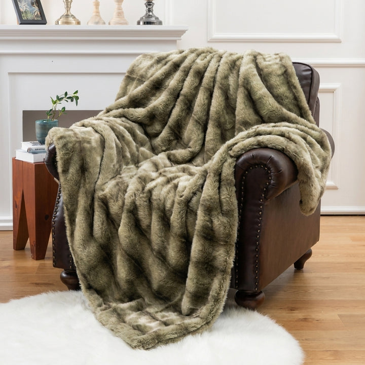 Plush Faux Fur Blanket – Elegant och Mysig Heminredning