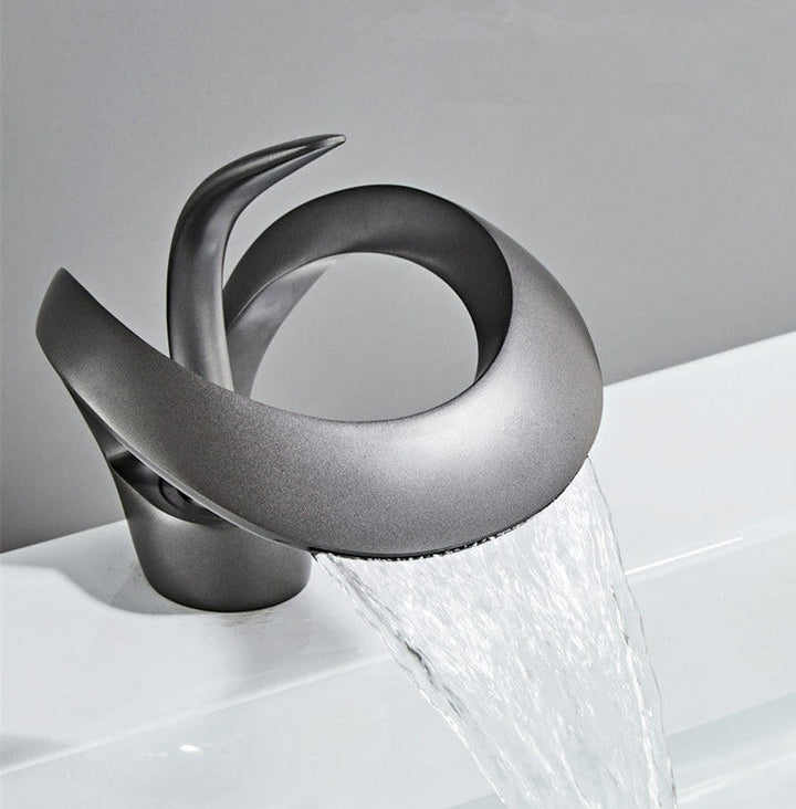 Modern badrumsarmatur i Gebogenem Design
