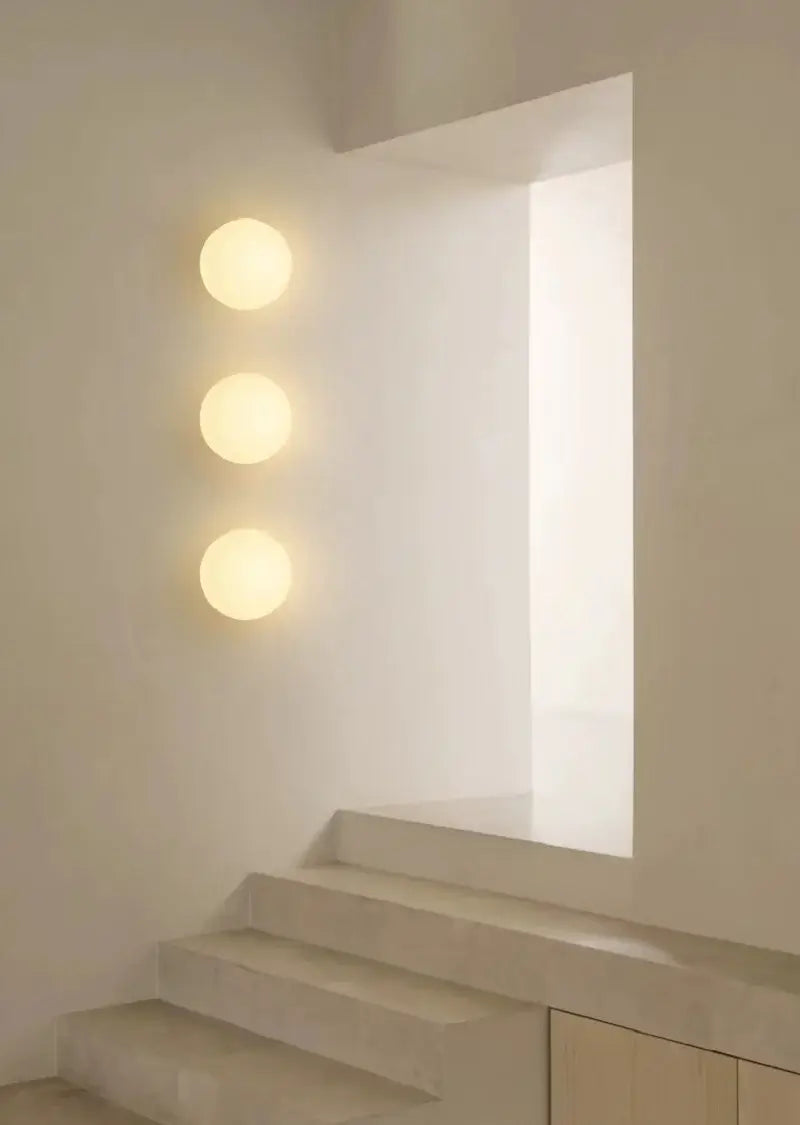 Royallure Modern Milk-Glass Vägglampa – LED, Mjuk Ljus, Snygg Cirkulär Design