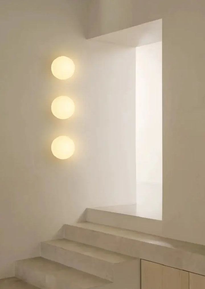 Royallure Modern Milk-Glass Vägglampa – LED, Mjuk Ljus, Snygg Cirkulär Design