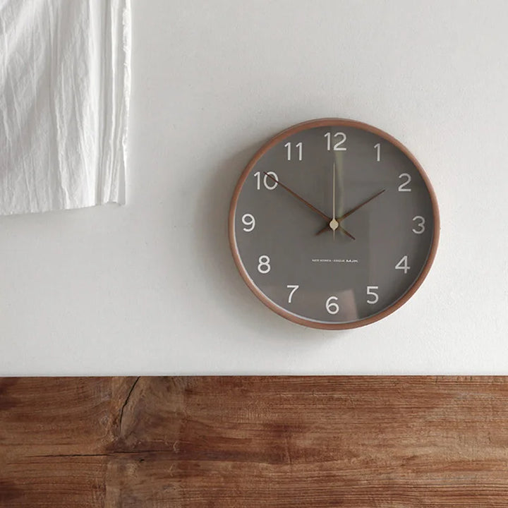 Lyxig Väggklocka i Trä och Glas med Minimalistisk Design