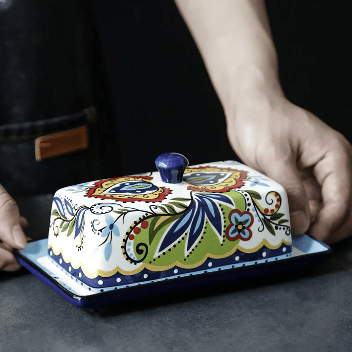 RusticBloom | Künstlerische Butterplatte mit handgemaltem Blumenmuster