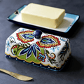RusticBloom | Künstlerische Butterplatte mit handgemaltem Blumenmuster