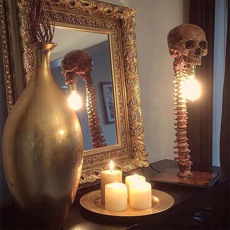 SkulloSpine – LED kranielampa med ryggrad detaljer för mörk dekorativ stil
