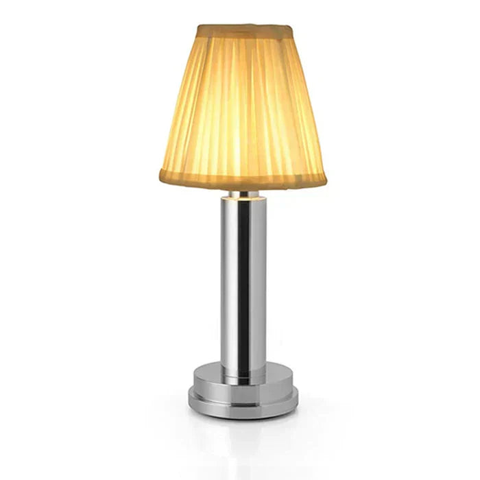 Bordslampa med guldbas och tygskärm
