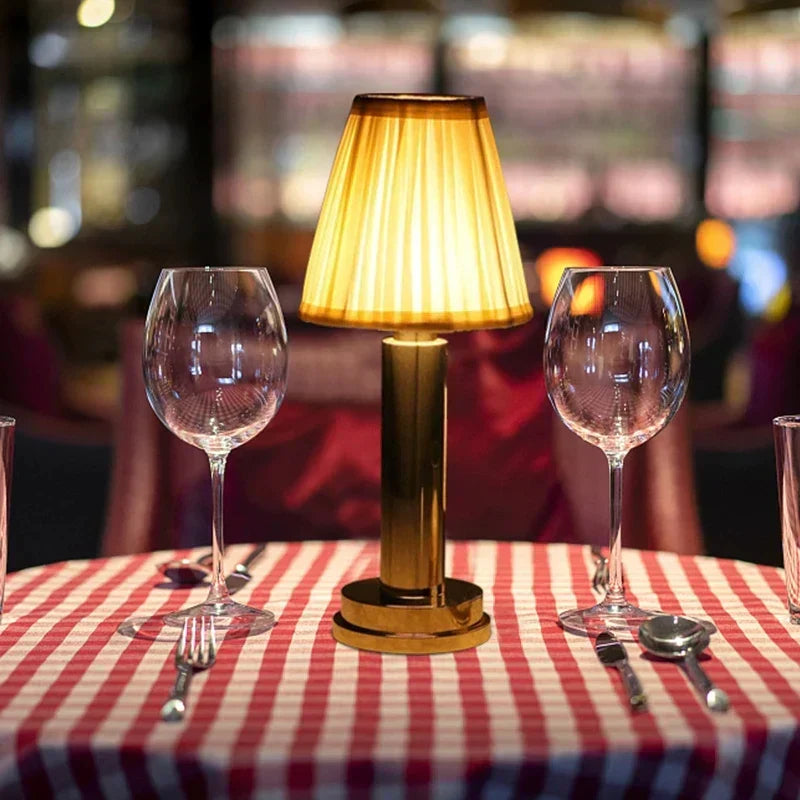 Bordslampa med guldbas och tygskärm