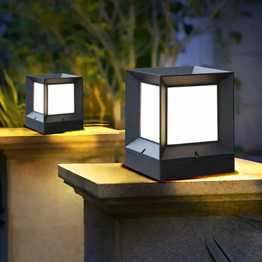 Utomhuspostlampa med modern svart ram