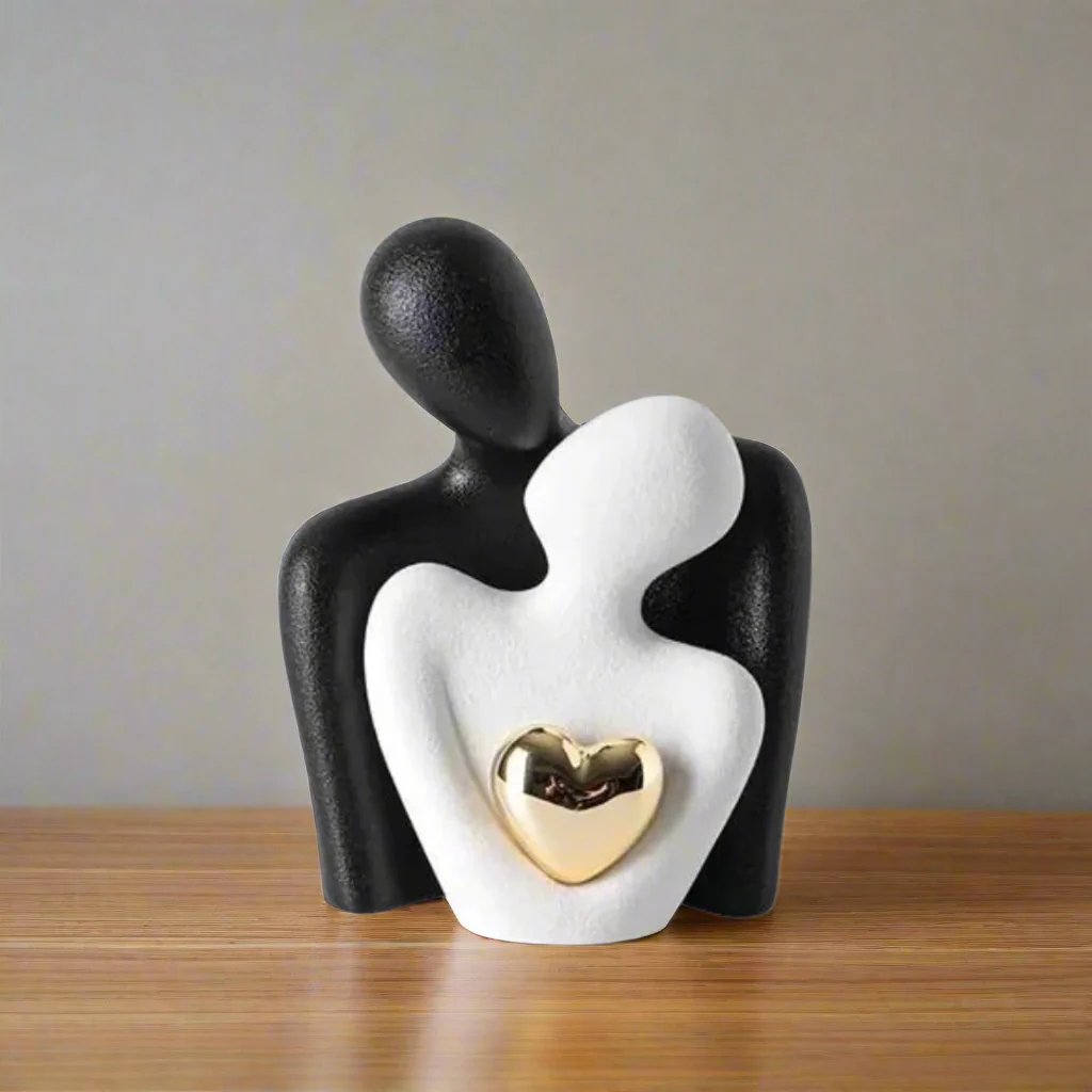 Carvallo – Elegant Minimalist Skulptur med Gyllene Hjärta