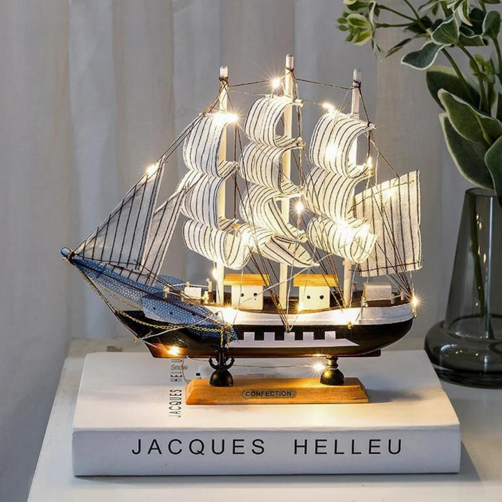 Royaleva Nordic Wooden Sailboat Sculpture - LED Belyst Dekorationsstycke, Batteridriven