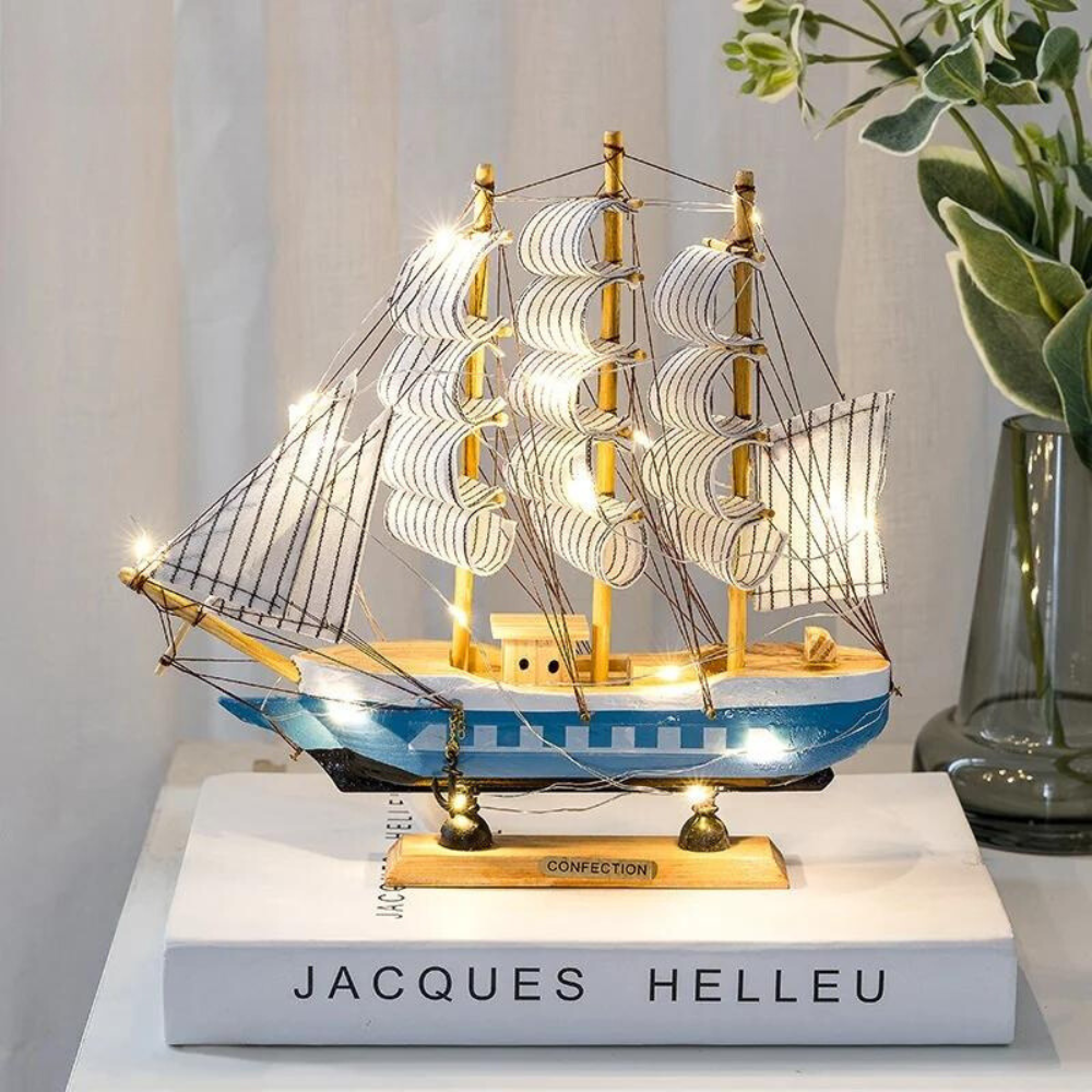 Royaleva Nordic Wooden Sailboat Sculpture - LED Belyst Dekorationsstycke, Batteridriven